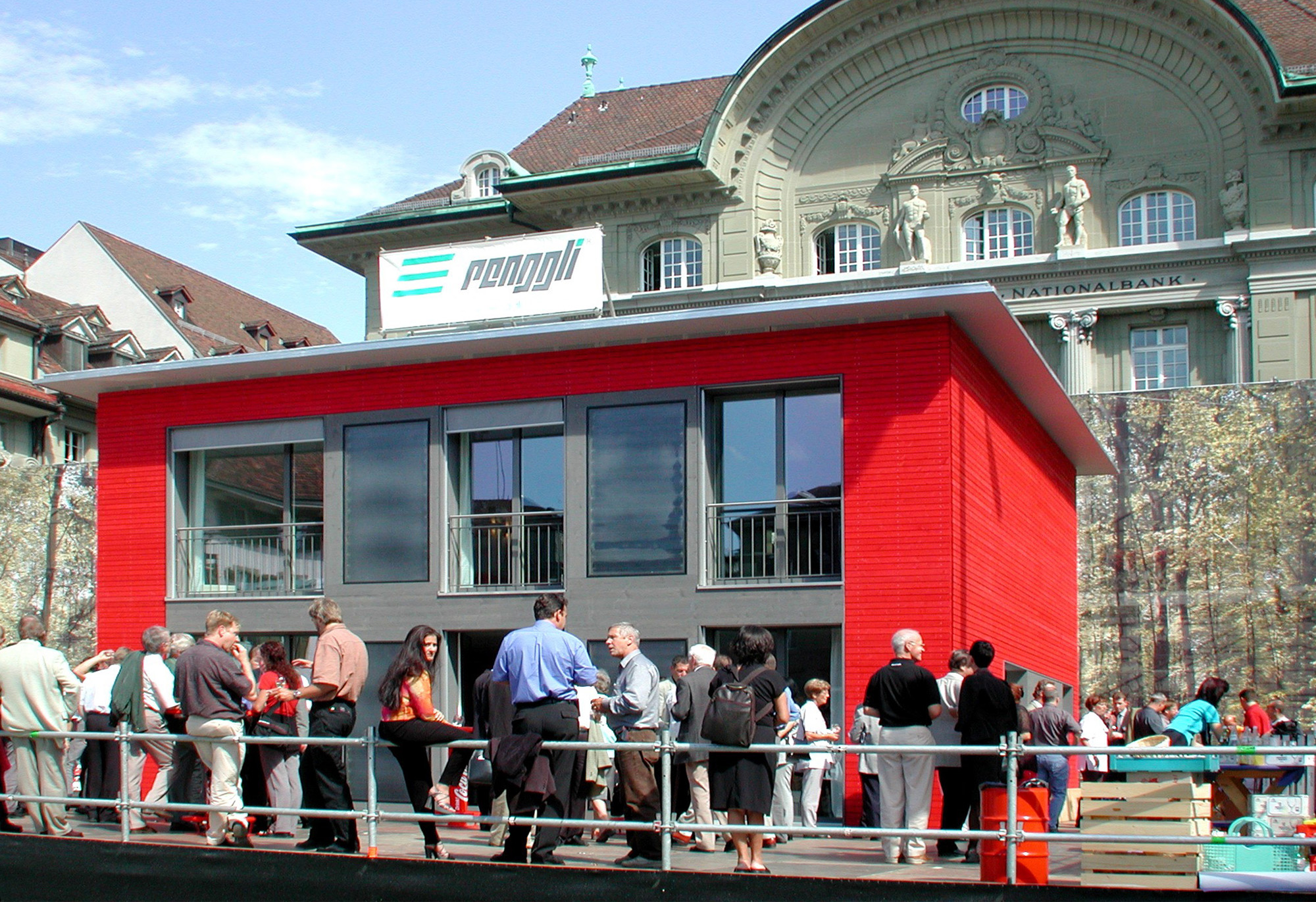 Renggli-Solarhaus mit Besuchern vor der Schweizerischen Nationalbank in Bern